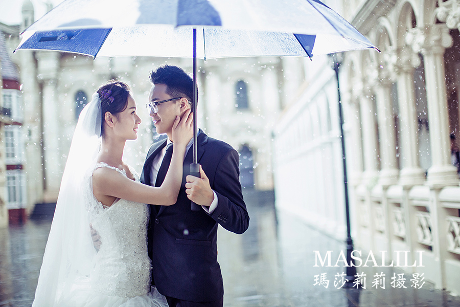 牛先生&王小姐欧洲城堡婚纱照                                                                                                                                                                                                 下雨天创意大片深圳玫瑰小镇影视基地